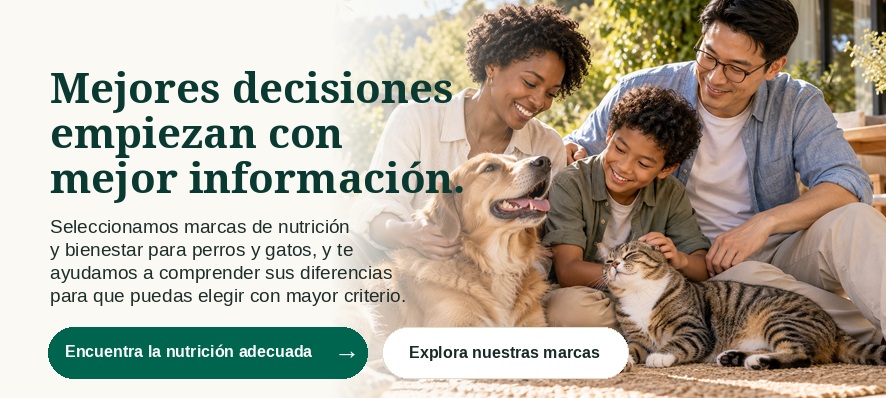 Familia inclusiva junto a un perro y un gato